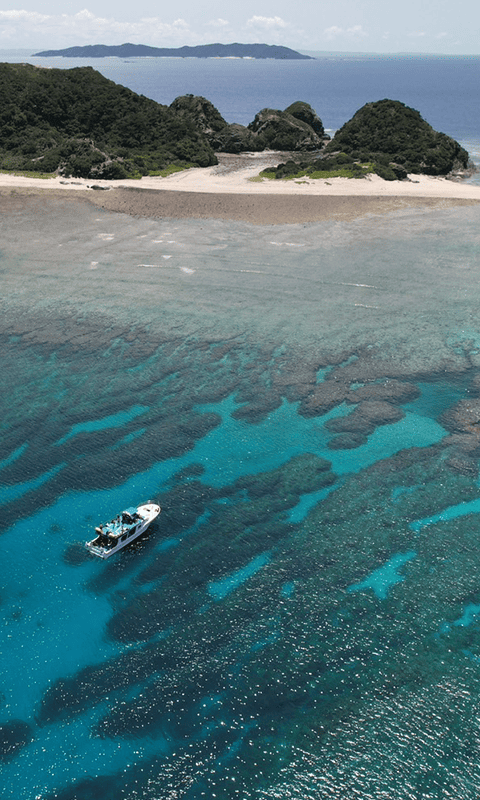 慶良間の海に船が浮かんでいる写真